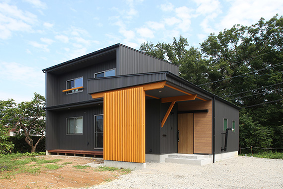 戸建住宅 時を刻んだ庭木を活かす家